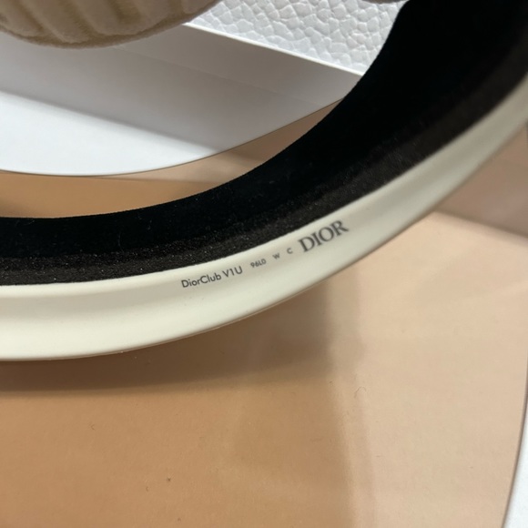 *NWT* CHRISTIAN DIOR UNISEX VISOR IN SOLD OUT PEACH/WHITE COMBINATION. MUST SEE! - Picture 2 of 11